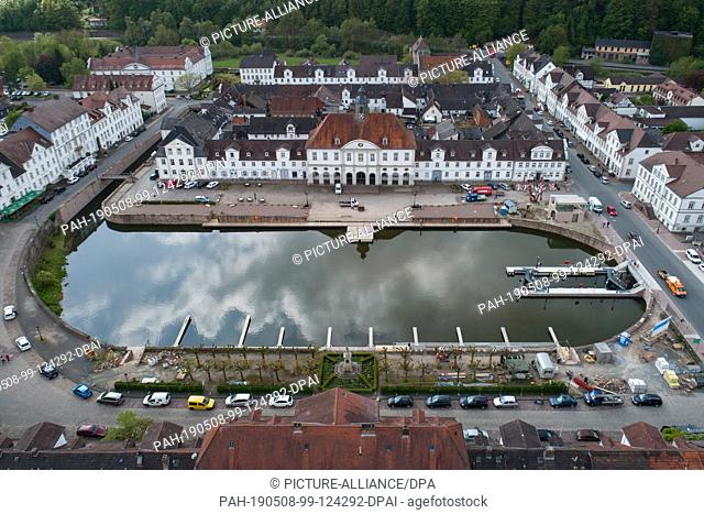 07 May 2019, Hessen, Bad Karlshafen: The new lock and jetties for sport boats can be seen in the harbour basin next to the town hall