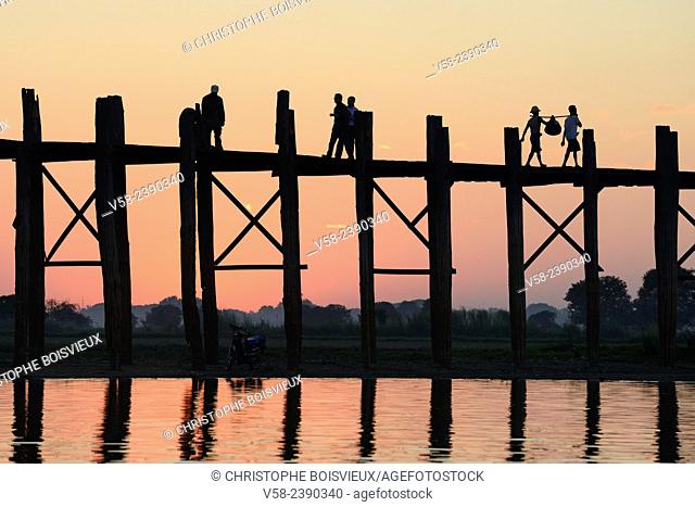 Myanmar, Amarapura, U Bein bridge and lake Taungthaman at sunset