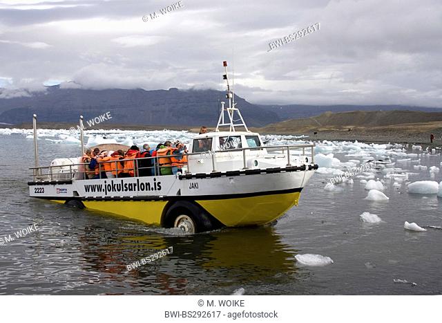 amphibious excursion vehicle with tourists leaving the Joekulsarlon glacier lake, Iceland, Joekulsarlon, Fagurholsmyr
