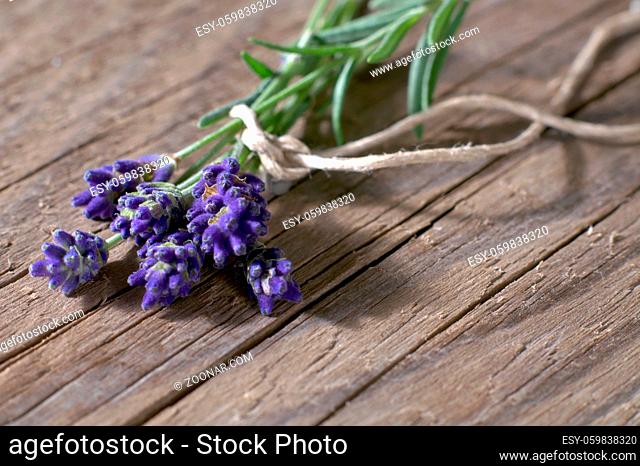 Lavendel-Strauß mit Band auf Holz