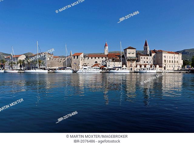 Riva promenade and palazzo, historic centre of Trogir, UNESCO World Heritage Site, Split region, central Dalmatia, Dalmatia, Adriatic coast, Croatia, Europe