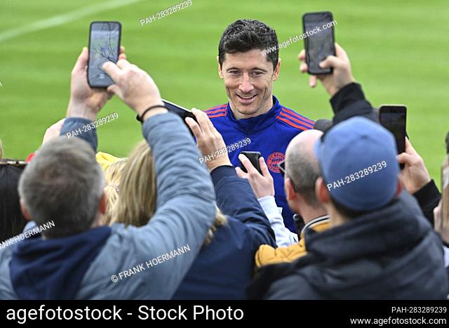 Robert LEWANDOWSKI (FC Bayern Munich) enjoys the swim in the crowd of training visitors, fans, football fans, takes selfies and writes autographs