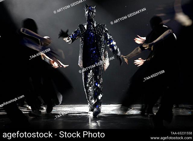 RUSSIA, MOSCOW - 26 de NOVIEMBRE, 2023: Actor Alexander Limin como el Hombre Espejo realiza durante una vista previa del espectáculo Sun Atom en el Teatro Oleg...
