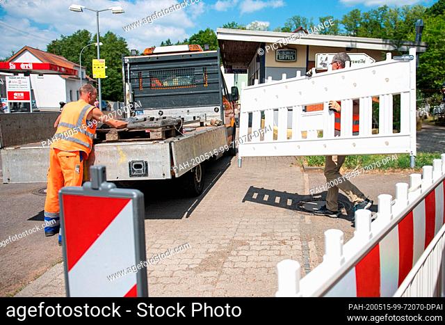 15 May 2020, Saarland, Saarbrücken: Employees of the state road construction company are removing the barrier beacons at the border crossing between the German...