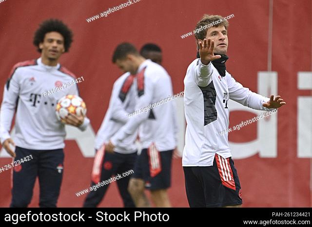 Thomas MUELLER (MULLER, FC Bayern Munich), gesture, gives instructions, action. Soccer Champions League / Benfica Lisbon - FC Bayern Munich