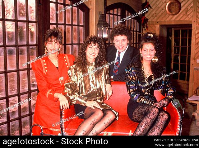 14 February 1990, North Rhine-Westphalia, Satzvey: Singer Tony Marshall stands with choir in TV studio. Pop singer Tony Marshall is dead