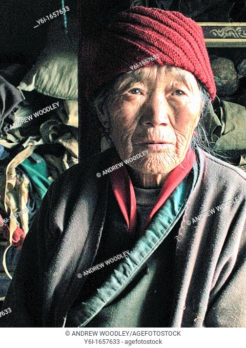 Elderly woman Lhatse Shekor Tibet
