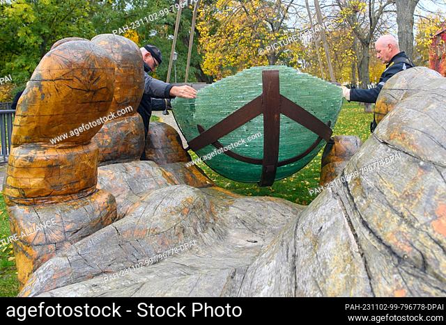 02 November 2023, Saxony-Anhalt, Magdeburg: Lothar Stahl (l) from the landscape conservation association Mittleres Elstertal and Frank Thomas from the heavy...