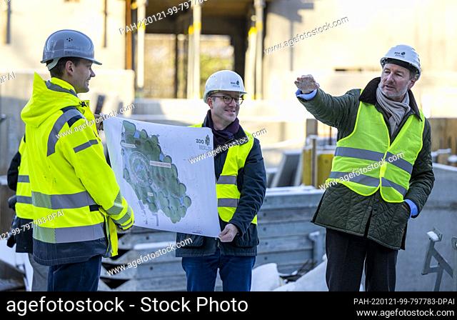 21 January 2022, Berlin: Andreas Knieriem (r), director of the Berlin Zoo and Zoo Park, explains the construction plans at the building site of the new rhino...