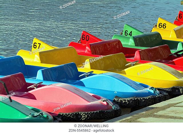 Tretboote am Flussufer bereit zum Ausflug | paddleboats at the river waiting for customers