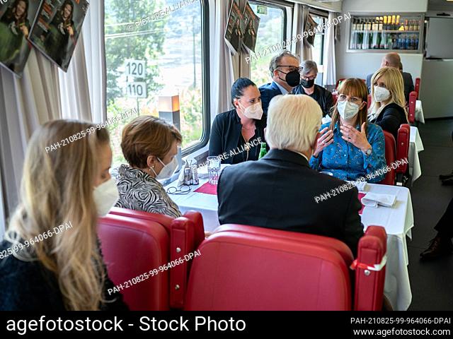 25 August 2021, Czech Republic, Usti Nad Labem: Federal President Frank-Walter Steinmeier and his wife Elke Büdenbender talk to fellow passengers from the...