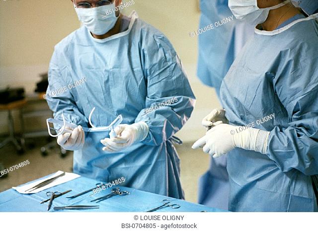 SURGEON<BR>Photo essay from hospital.<BR>Female incontinence surgery. Placement of macroporous monofilament polypropene strips