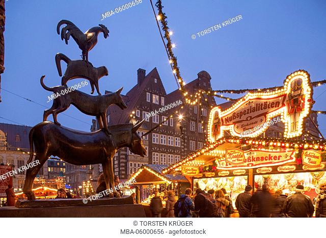 The Town Musicians of Bremen and Christmas fair with west side of the 'Marktplatz' and Obernstrasse at dusk, Bremen, Germany