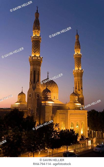 Jumeirah Mosque, Dubai's largest and best-known mosque spectacularly lit up at night, Dubai, United Arab Emirates, Middle East