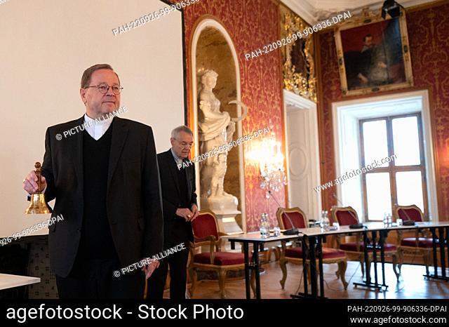 26 September 2022, Hessen, Fulda: Georg Bätzing, Bishop of Limburg and Chairman of the German Bishops' Conference, rings a bell at the beginning of the Autumn...