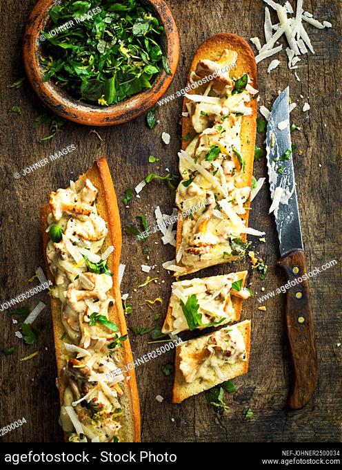 Chanterelles with cheese on baguette