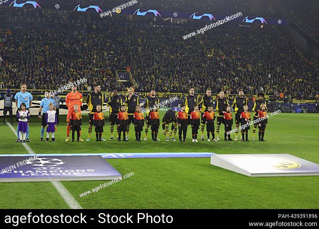 firo: 13.12.2023 Football, Soccer, Men's UEFA Champions League BVB Borussia Dortmund - Paris St.Germain 1:1 Team Dortmund, Signal Iduna Park during the anthem
