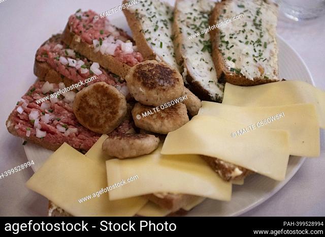 Hangover breakfast, bread rolls, lard sandwiches, cheese sandwiches, meatballs, hearty meal, feature, symbolic photo, marginal motif