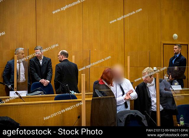 12 January 2021, Hessen, Frankfurt/Main: The main defendant Stephan Ernst (back row, 2nd from left) speaks with his lawyers Mustafa Kaplan (back