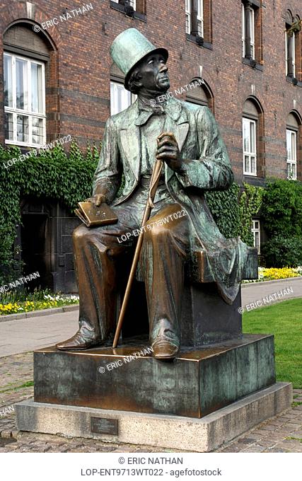 Denmark, Hovedstaden, Copenhagen. Statue of Hans Christian Andersen in Copenhagen