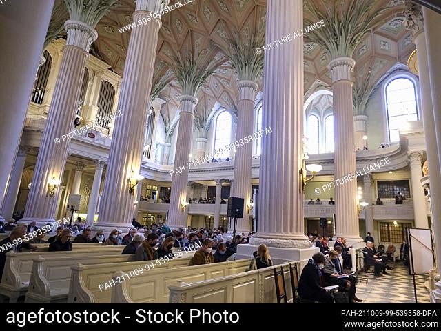 09 October 2021, Saxony, Leipzig: Numerous guests sit for the prayer for peace in the Nikolaikirche. As every year, the city of Leipzig commemorates the...