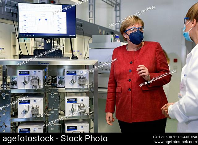 10 September 2021, Berlin: German Chancellor Angela Merkel (l, CDU) stands with Dr. Kate Monks, Head of Applications & Academy