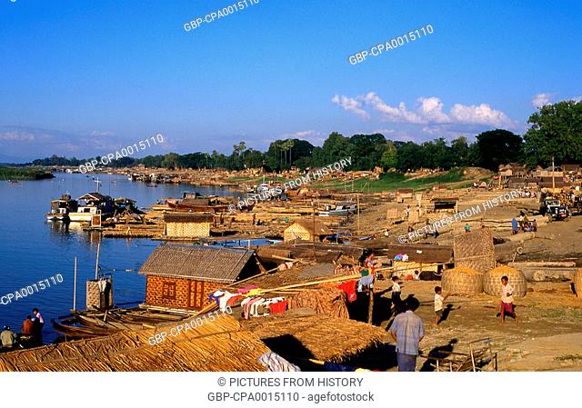 Burma / Myanmar: Houseboats on the Mandalay waterfront and the Irrawaddy River
