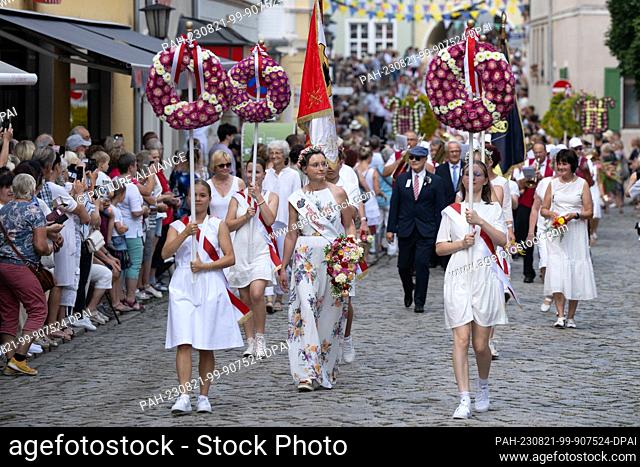 21 August 2023, Saxony, Kamenz: With wreaths, flags and flowers, the students dressed in white march out of town for the traditional forest festival