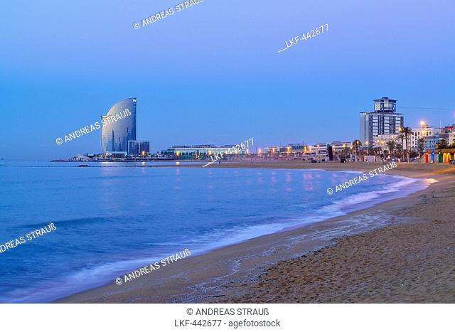 Hotel W and beach, illuminated, architect Ricardo Bofill, Barceloneta, Barcelona, Catalonia, Spain