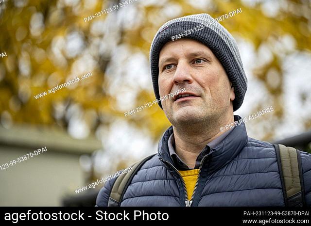 23 November 2023, Thuringia, Erfurt: Jonas Reif, professor at Erfurt University of Applied Sciences, introduces a young poplar tree at the press conference on...