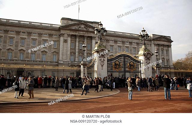 visotors at Buckingham Palace