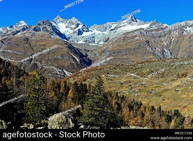 Blick über den Weiler Findeln auf die Zermatter Bergwelt: v.l.n.r. Dent Blanche, Ober Gabelhorn, Gabelhorngletscher, Wellenkuppe, Triftgletscher, Trifthorn