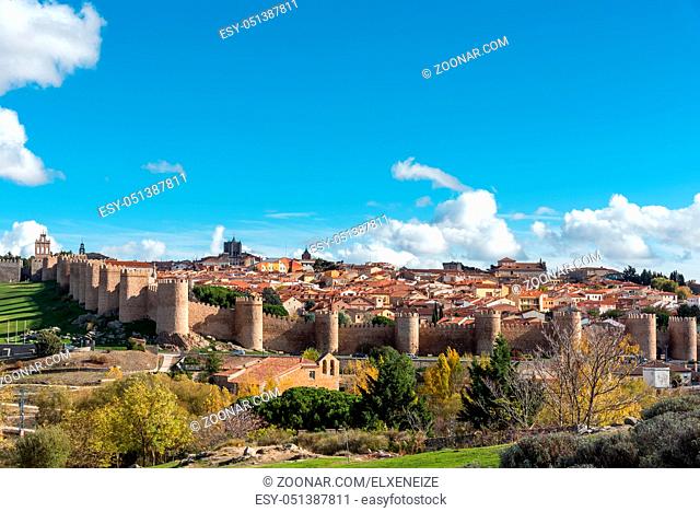 Blick auf Avila in Spanien mit der berühmten Stadtmauer