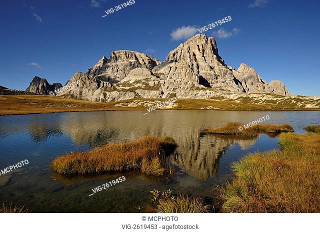 Evening light on the Scarperi mountain range and the Bodensee lake in the Sesto Dolomites region of northern Italy. - Sesto, Dolomites, N