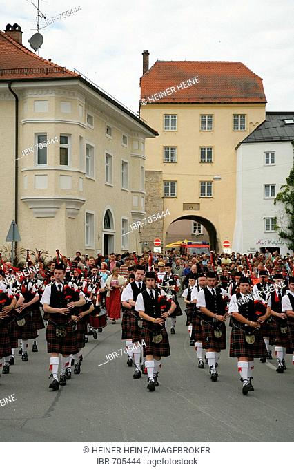 Scottish bagpipers at an international festival for traditional costume in Muehldorf am Inn, Upper Bavaria, Bavaria, Germany, Europe