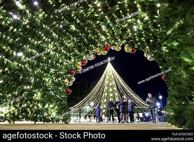 RUSSIA, SOCHI - 21 de diciembre de 2023: Un árbol de Navidad brilla sobre la calle Navaginskaya. Dmitry Feoktistov/TASS