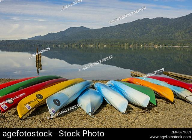 Kayaks on the beach of Lake Quinault at Lake Quinault Lodge, Olympic Peninsula in Washington State, USA