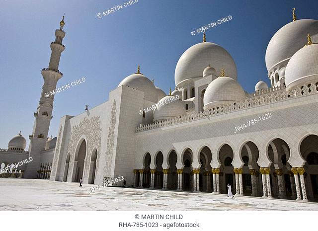 Courtyard, domes and minarets of the new Sheikh Zayed Bin Sultan Al Nahyan Mosque, Grand Mosque, Abu Dhabi, United Arab Emirates, Middle East