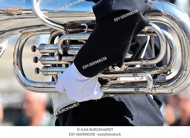 Close-up eines Musikers mit Tuba