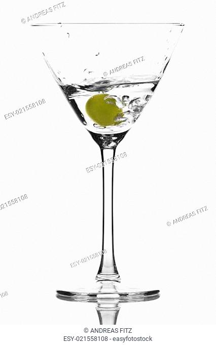 cocktailglas mit grüner olive