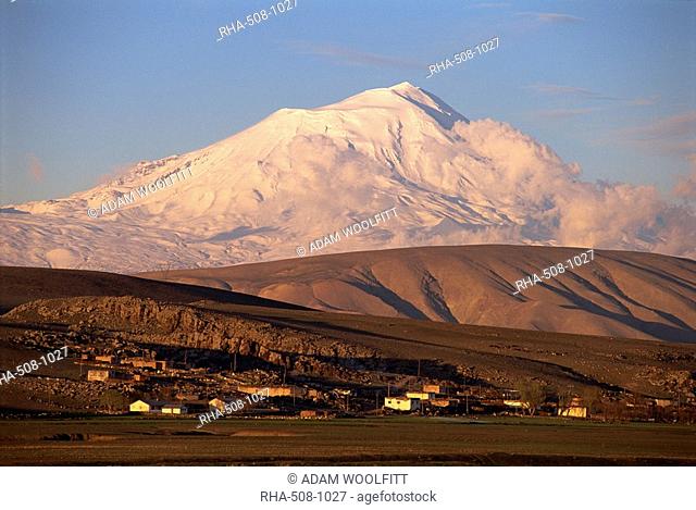 Snow covered Mount Ararat, 5165m, said to be the site of the landfall of Noahs Ark, in Armenia, Anatolia, Turkey, Asia Minor, Eurasia