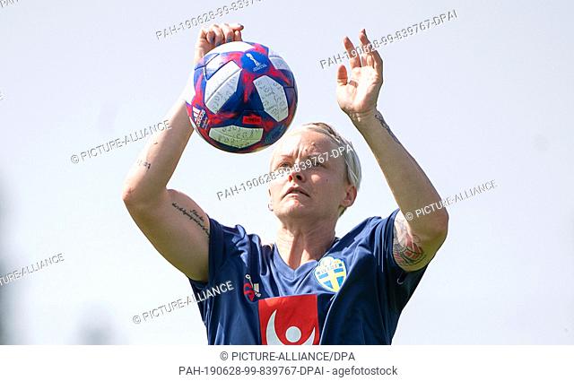 28 June 2019, France (France), Fougeres: Football, women: World Cup, national team, Sweden, training: Nilla Fischer accepts a ball
