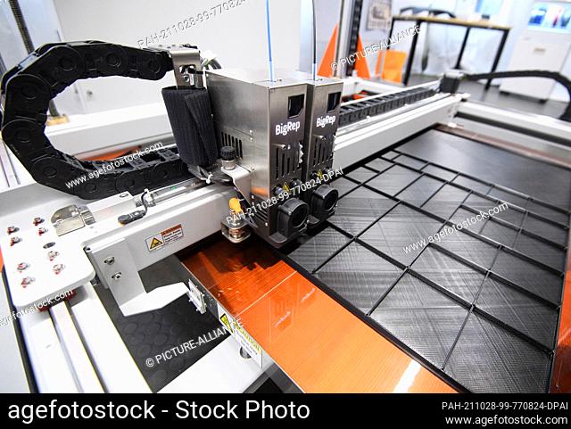28 October 2021, Bavaria, Nuremberg: A large-format 3D printer produces drawers for ICE trains at the DB vehicle maintenance plant in Nuremberg