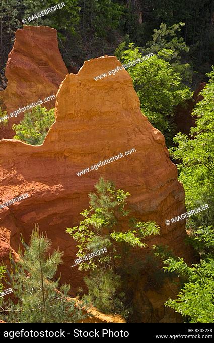 Ochre nature trail, Le Sentier des Ocres, former ochre mining area, ochre rocks, Roussillon, Luberon, Vaucluse department, Provence-Alpes-Côte dAzur, France