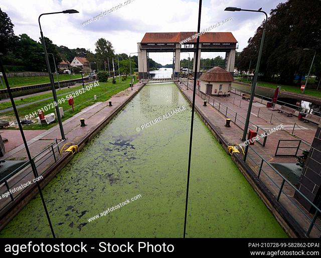 22 July 2021, Brandenburg, Kleinmachnow: The Kleinmachnower lock facility in the Teltow Canal. The Teltow Canal runs for about 38 kilometers through Brandenburg...
