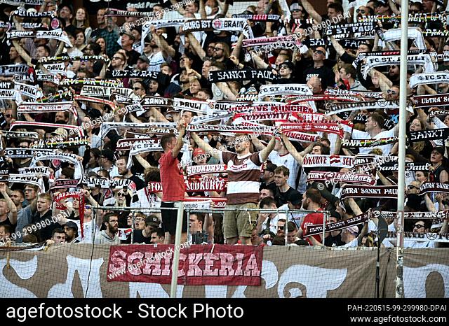 15 May 2022, Hamburg: Soccer, 2. Bundesliga, FC St. Pauli - Fortuna Düsseldorf, 34th matchday at Millerntorstadion. St. Pauli fans celebrate the players