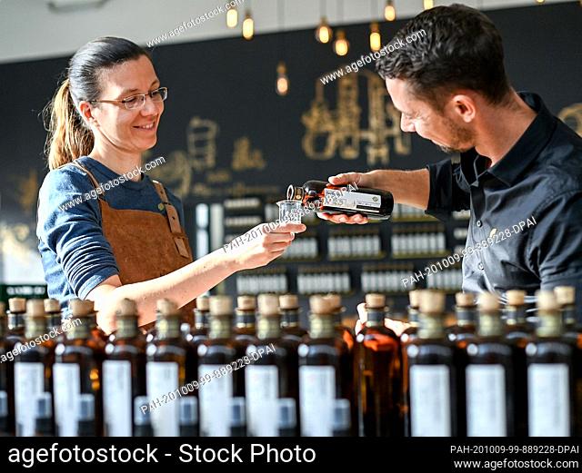 08 October 2020, Berlin: Employee Dorina Lücke and Tim Müller, owner of DSM Deutsche Spirituosen Manufaktur GmbH, taste the ""Herbstlaub"" variety in the...