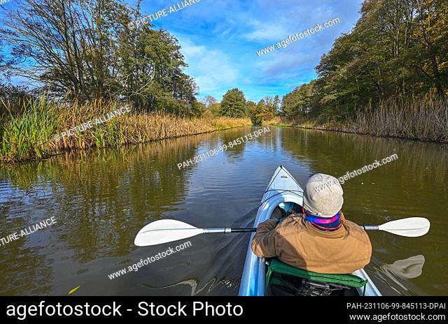 05 November 2023, Brandenburg, Reitwein: A water hiker is on his kayak on the Old Oder, or more precisely on the Padde. The Old Oder is the name given to...