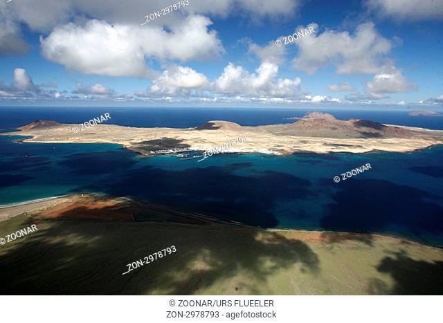 Die Landschaft vom Mirador del Rio ausgesehen mit der Isla Graciosa mit dem Dorf Caleta del Sebo im Osten der Insel Lanzarote auf den Kanarischen Inseln