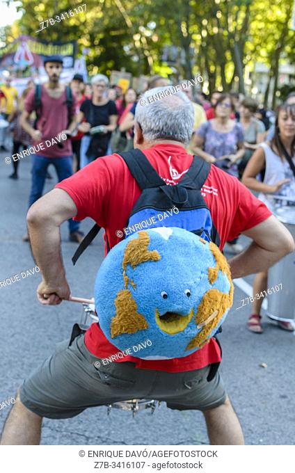 Madrid, Spain, 27th September 2019. View of people with drums protesting against climate change in Paseo del Prado, Madrid city, Spain